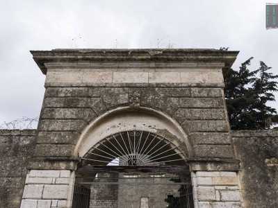 L'accesso � incastonato nella cinta muraria che funge da perimetro del sito. � costituito da un cancello in ferro grigio inglobato in un arco a tutto sesto in pietra: quest'ultimo ha una chiave di volta decorata con un giglio, lo stemma dei Tanzi
